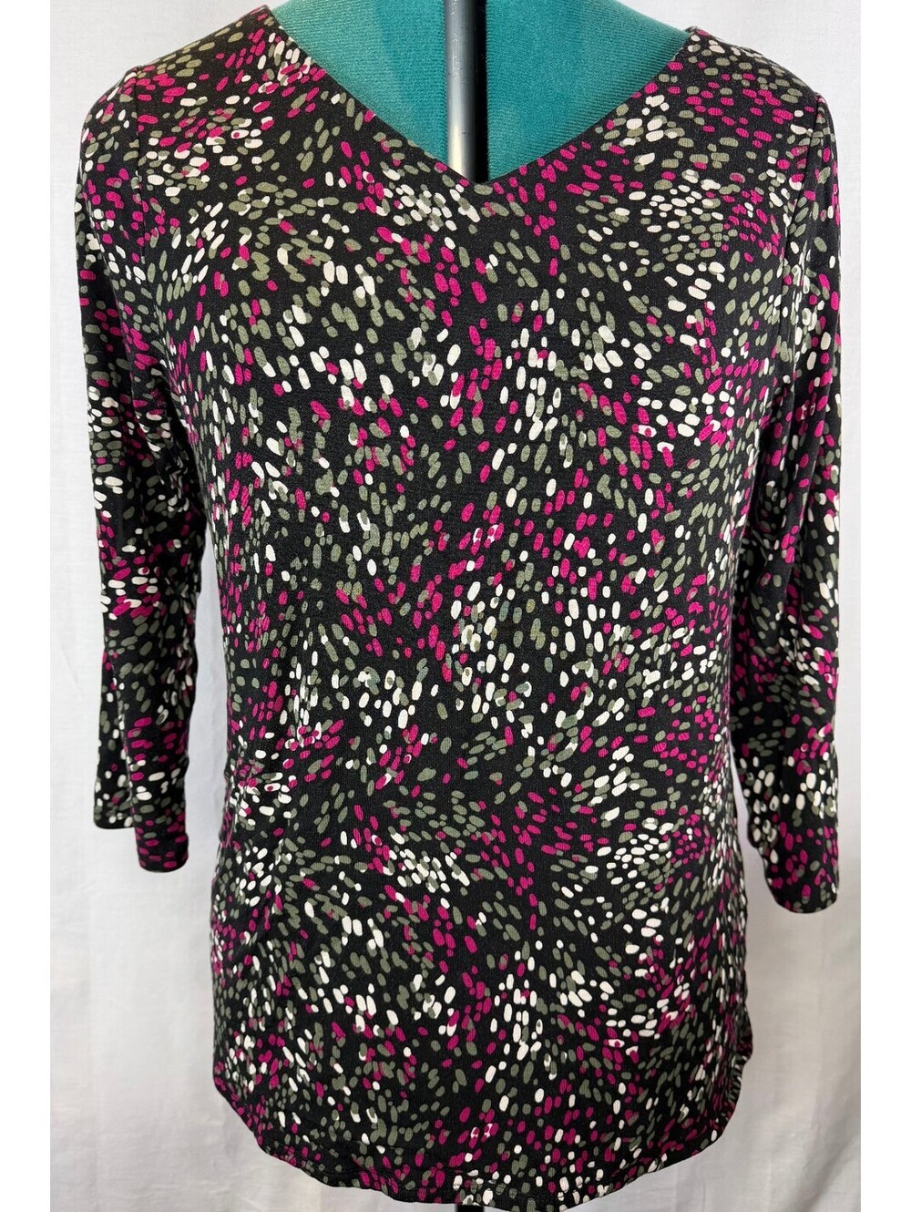 Chico’s Size 1 M V-Neck Top Pink Olive Abstract Print 3/4 Sleeve Rayon Stretch